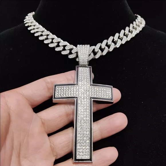 *NEW* 18k Men’s Silver Cross Necklace